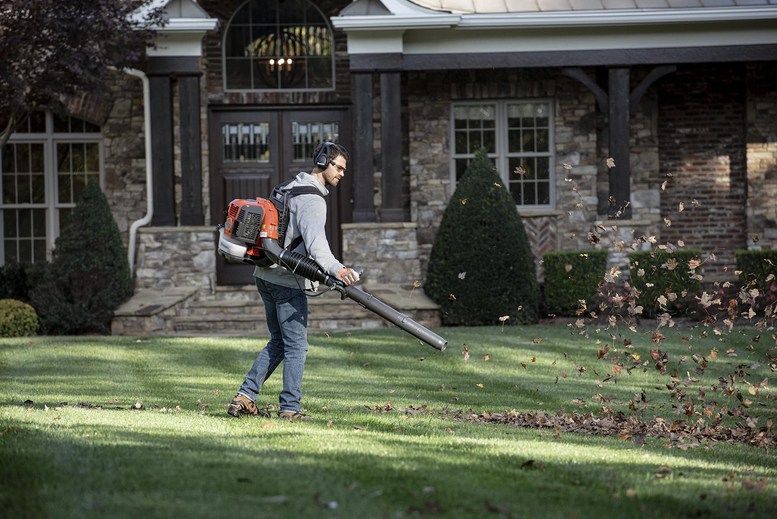 Husqvarna 360BT Gas Leaf Blower, 65.6-cc 3.81-HP 2-Cycle Backpack Leaf Blower with 890-CFM, 232-MPH, 30-N Powerful Clearing Performance and Load-Reducing Harness, Gifts for Men - Image 4