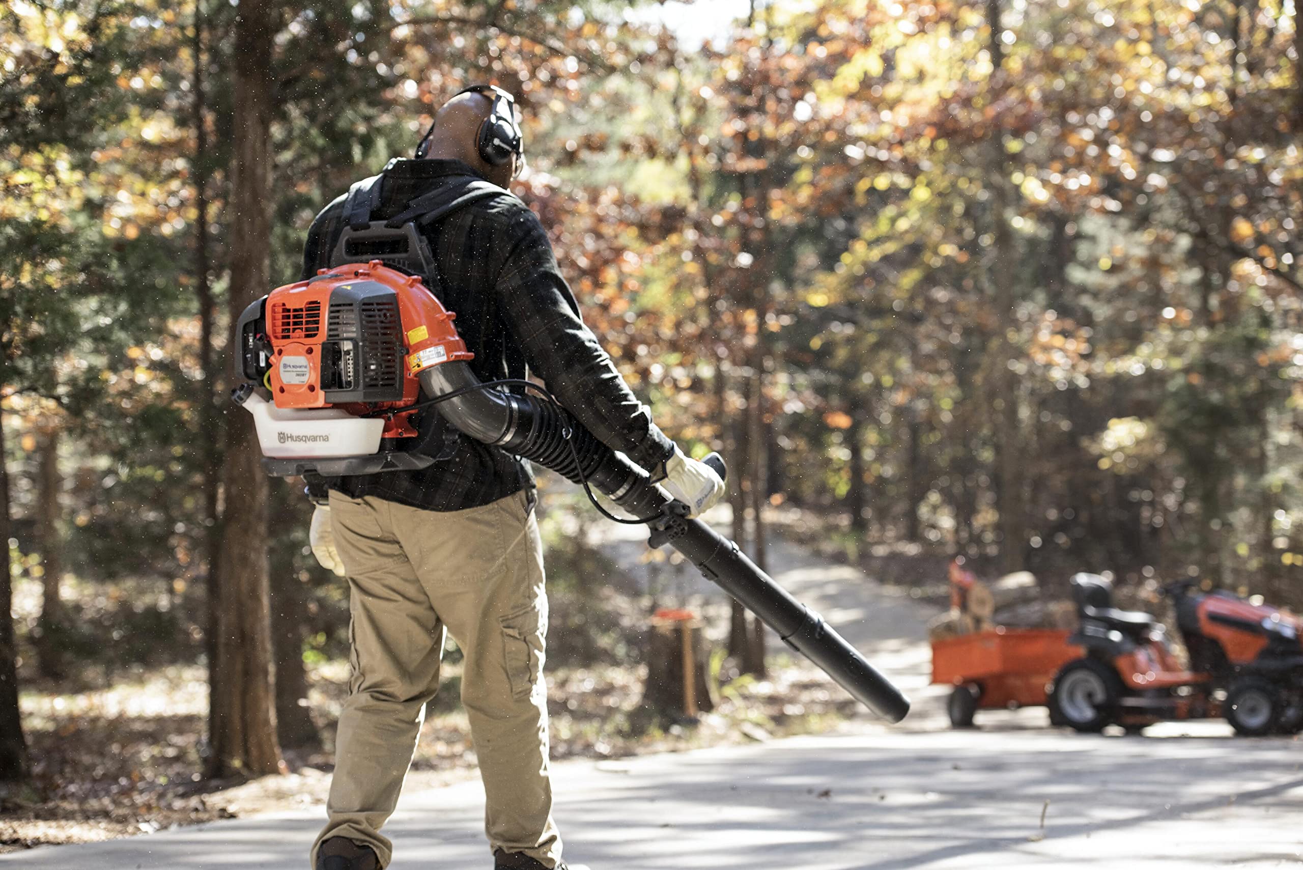 Husqvarna 360BT Gas Leaf Blower, 65.6-cc 3.81-HP 2-Cycle Backpack Leaf Blower with 890-CFM, 232-MPH, 30-N Powerful Clearing Performance and Load-Reducing Harness, Gifts for Men - Image 11